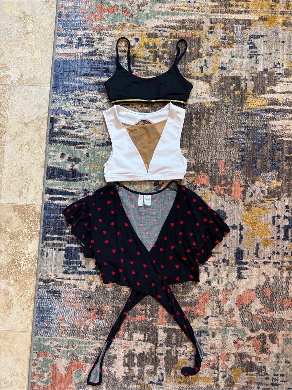Beach bunny bundle
Black sport bra xs
White sport bra xs
Heart crop top xs